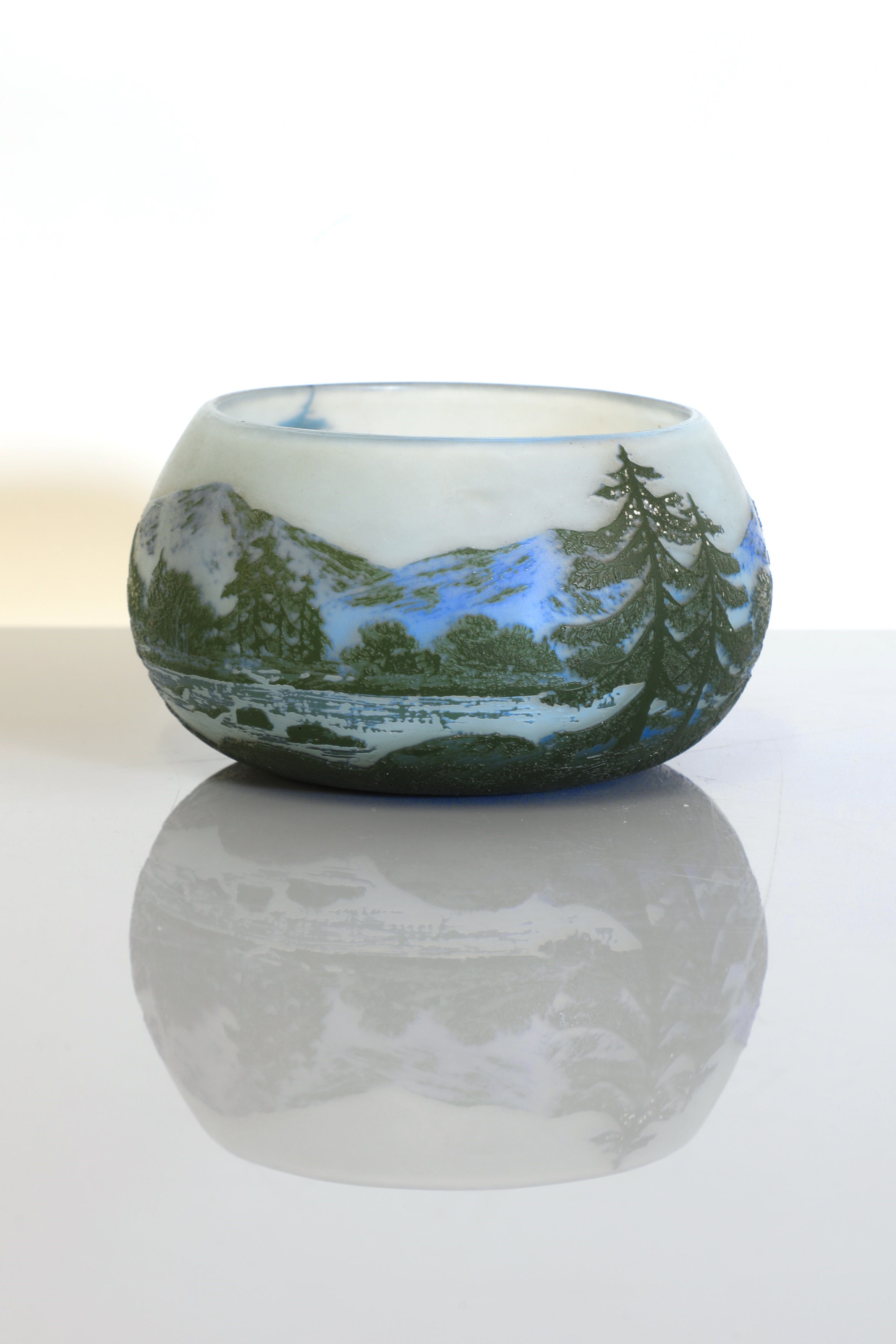 A French Cristallerie de Patin 'DeVez' landscape cameo glass bowl (£300-500)
