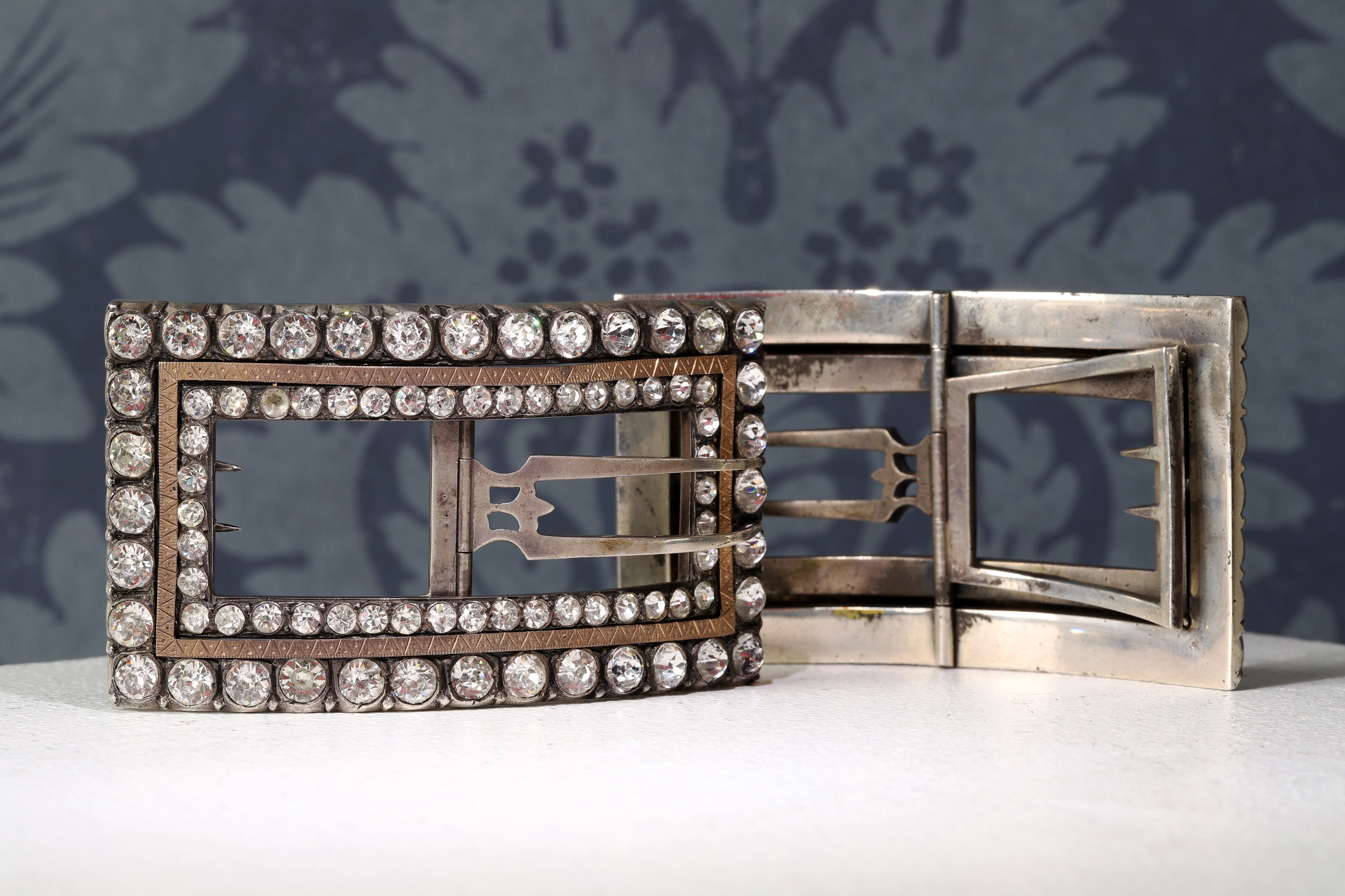 A pair of silver shoe buckles (£70-90)