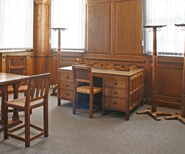 Robert 'Mouseman' Thompson paper trays at the Horlicks factory in Slough