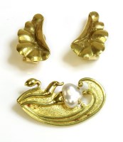 Lot 455 - An 18ct gold baroque cultured pearl brooch by Clare Street