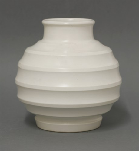 Lot 112 - A Wedgwood Moonstone vase