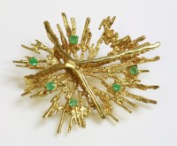Lot 76 - A 9ct gold emerald set splash brooch