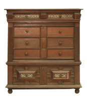 Lot 131 - An oak chest