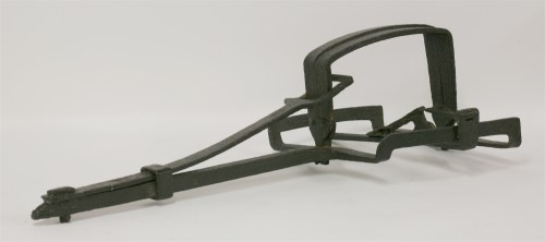 Lot 32 - An antique iron mantrap