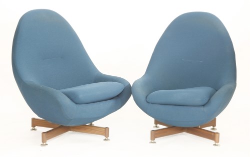 Lot 672 - A pair of lounge chairs