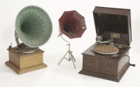 Lot 1154 - A Nelmur table top gramophone