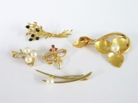 Lot 38 - A gold cultured pearl flower brooch