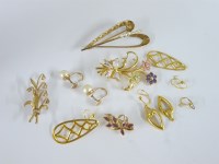 Lot 53 - A two colour gold brooch