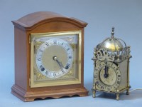 Lot 225 - A modern mantel clock