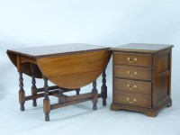 Lot 740 - A reproduction oak drawleaf dining table