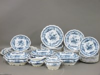 Lot 289 - A Victorian part dinner service