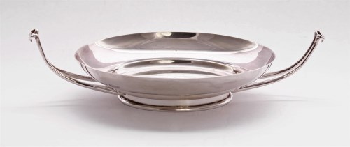 Lot 72 - An Edwardian silver replica dish
