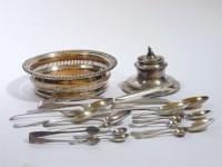 Lot 104 - A quantity of assorted silver