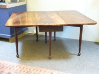 Lot 782 - A rosewood dropleaf table