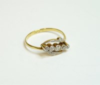Lot 7 - An Art Deco five stone diamond crossover ring