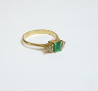Lot 19 - A seven stone emerald and diamond ring