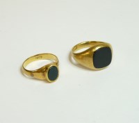 Lot 59 - A gentleman's 18ct gold onyx signet ring