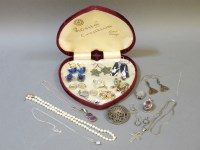Lot 95 - A heart shaped jewellery box