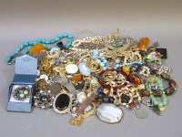 Lot 100 - A box of miscellaneous costume jewellery