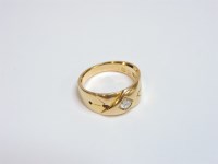 Lot 14 - An 18ct gold single stone diamond band ring