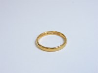 Lot 11 - A 22ct gold wedding ring