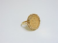 Lot 51 - A gold half sovereign ring