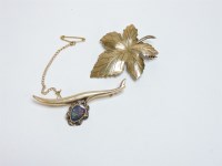Lot 106 - A 9ct gold leaf brooch