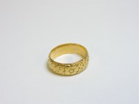 Lot 48 - A hand engraved gold wedding ring