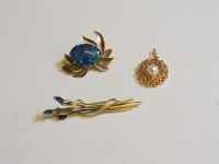 Lot 92 - A 9ct gold sapphire brooch