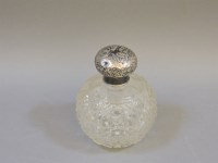 Lot 173 - A glass scent bottle