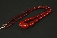 Lot 13 - A single row graduated bakelite bead necklace