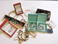 Lot 84 - Assorted silver and costume jewellery