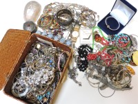 Lot 159 - A collection of costume jewellery