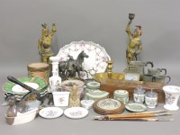 Lot 375 - A box of assorted china