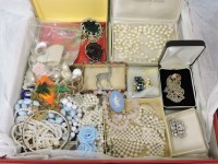 Lot 67 - A quantity of costume jewellery