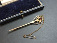 Lot 84 - An Edwardian garnet and split pearl gold arrow style brooch