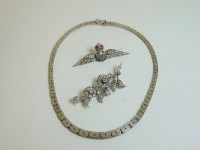 Lot 65 - A silver graduated hammered box necklace