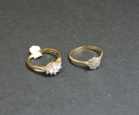 Lot 13 - A diamond set daisy cluster ring