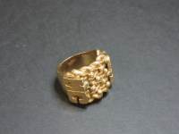 Lot 21 - A 9ct gold four row shot ring