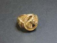 Lot 25 - A 9ct gold horseshoe ring