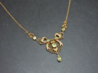Lot 99 - An Edwardian peridot and split pearl necklace