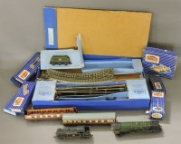 Lot 338 - A collection of Hornby Dublo 00 guage items