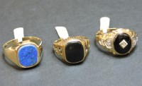 Lot 17 - A 9ct gold lapis lazuli set signet ring