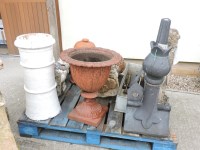 Lot 726 - Garden items