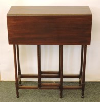 Lot 682 - An early 20th century mahogany drop leaf side table