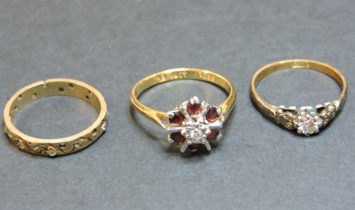 Lot 23 - A diamond and ruby cluster ring