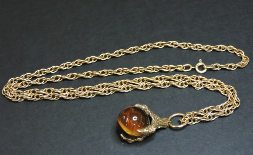 Lot 36 - A 9ct gold claw pendant
