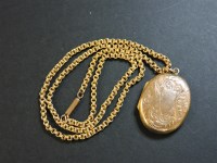 Lot 39 - A back and front oval locket