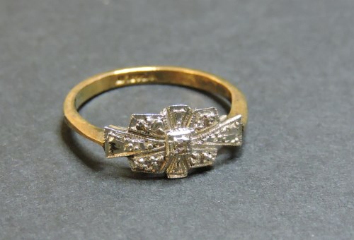 Lot 56 - An Art Deco diamond set bow shaped ring