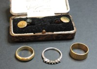 Lot 73 - A gold ring